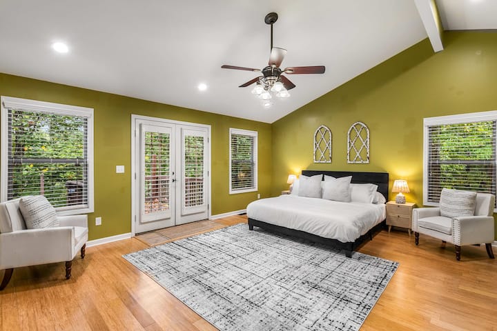 Განიტვირთეთ ამ ლუქს-კლასის ძირითად საძინებელში, რომელშიც არის დიდი ზომის საწოლი, ჭერის ვენტილატორი და მყუდრო დასაჯდომი სივრცე. Პატიოს ცალკე კარები საშუალებას გაძლევთ, მარტივად ისარგებლოთ გარე დასვენებით.