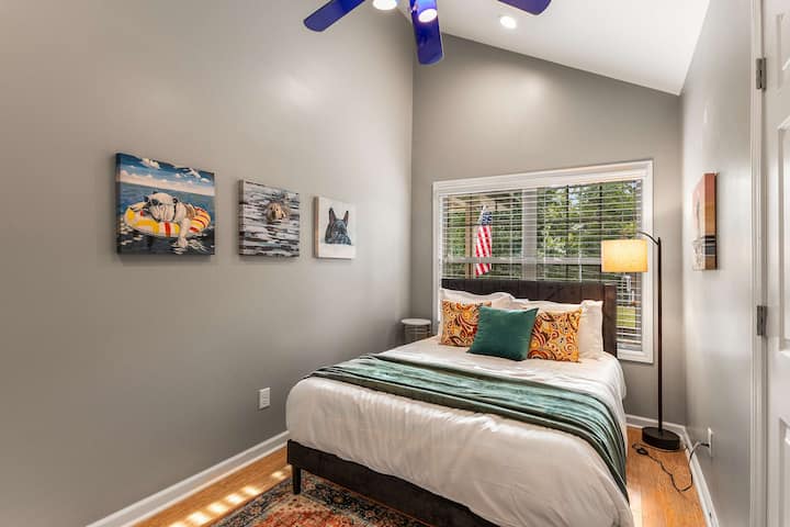 Ეს მყუდრო საძინებელი გთავაზობთ მშვიდ დასვენებას კომფორტული საწოლითა და ჭერის ვენტილატორით დამატებითი კომფორტისთვის.
