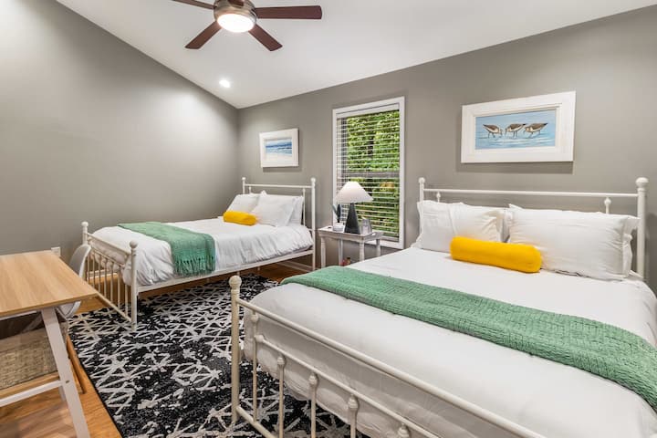 Სტუმრების ამ მიმზიდველ საძინებელში არის ორი კომფორტული ორადგილიანი საწოლი, რომელიც იდეალურია მეგობრების ან ოჯახის წევრების დასაბინავებლად. Დიდი ფანჯრიდან ოთახი ბუნებრივი სინათლით არის გაჟღენთილი, ჭერის ვენტილატორი კი უზრუნველყოფს მშვიდ ძილს.