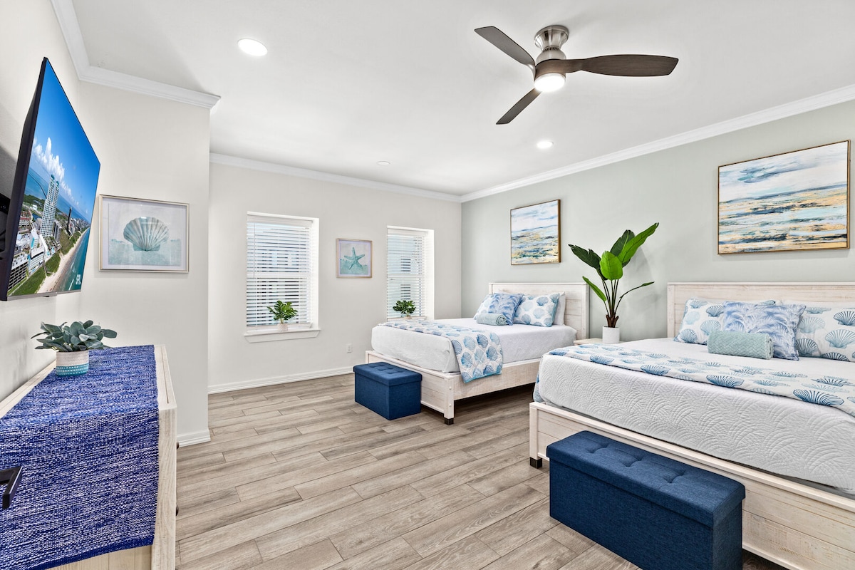 Втората спалня включва две двойни легла, плоскоекранен телевизор, самостоятелна баня и достъп до предния балкон.