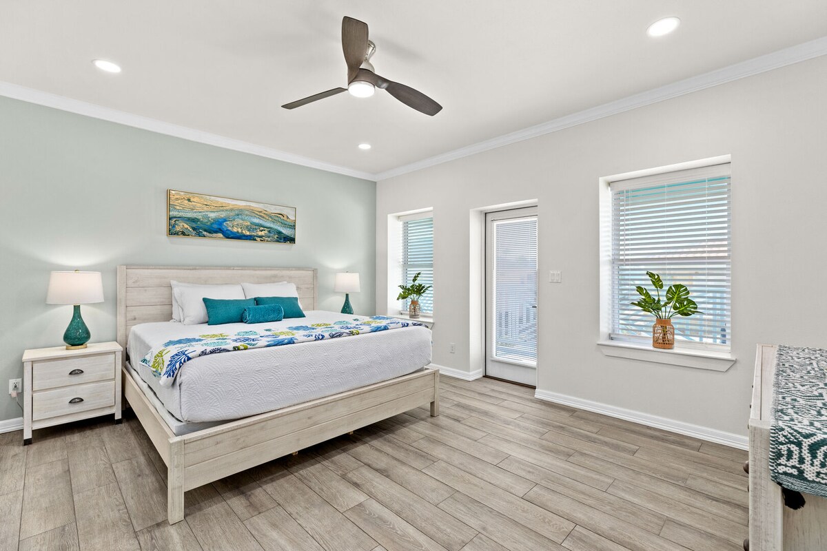 Третата спалня разполага с двойно легло king size, телевизор с плосък екран, самостоятелна баня и достъп до задния балкон с изглед към басейна.