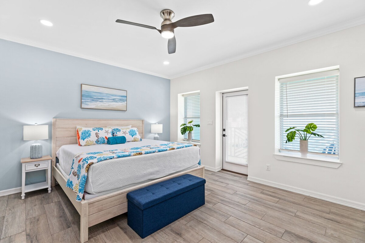 Основна спалня с двойно легло king size, плоскоекранен телевизор, самостоятелна баня и достъп до предния балкон.