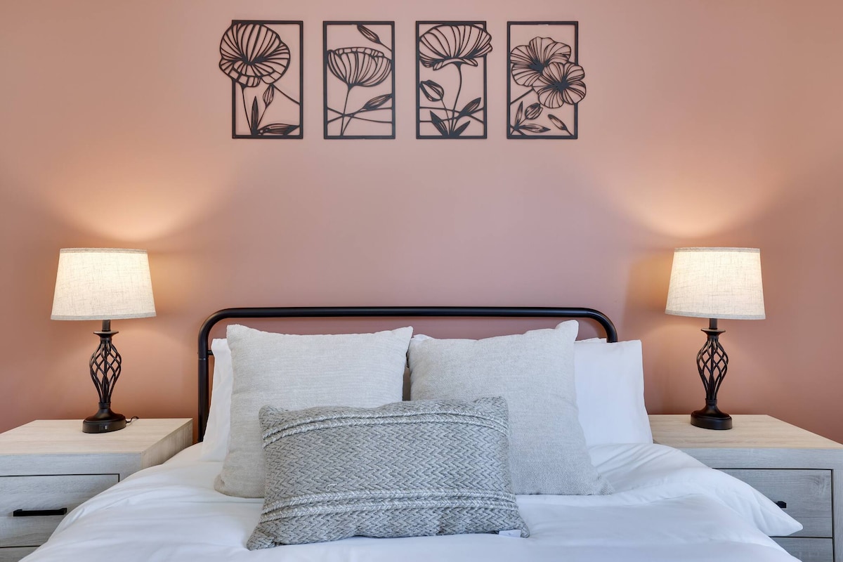 בחדר השינה הגדול עם מאוורר תקרה וטלוויזיה חכמה.