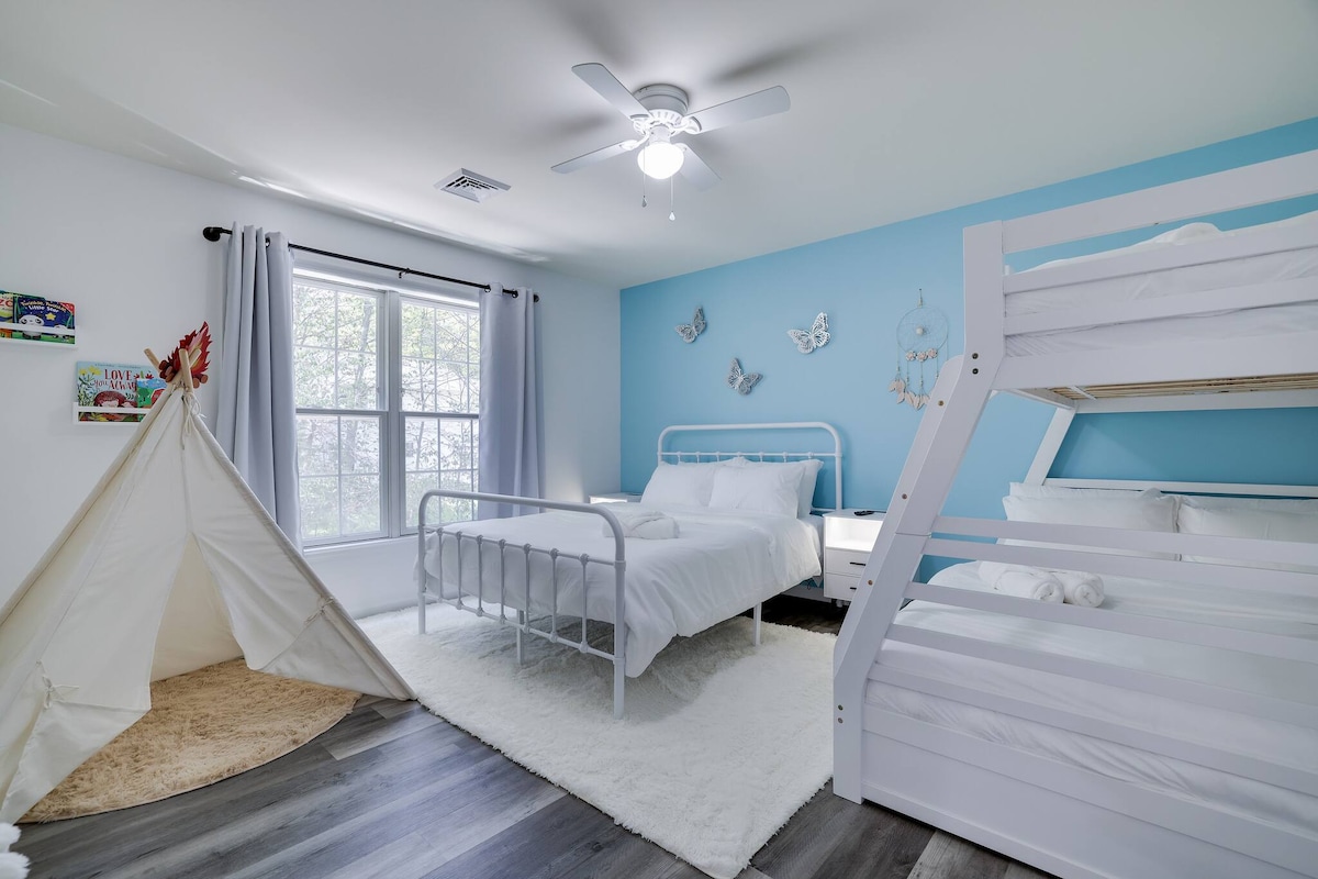 חדר שינה מרווח עם מקום נהדר לילדים לשחק בו