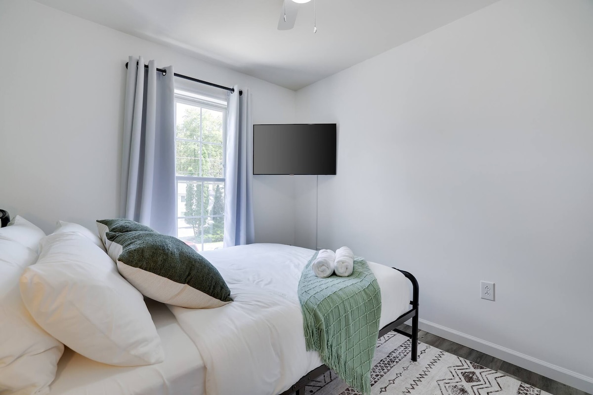 לחזור אחורה בזמן בחדר השינה המקסים הזה עם מיטת קווין סייז. אנו מספקים מצעים נקיים