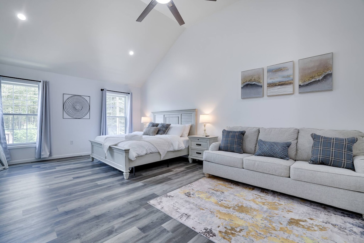 חדר שינה ראשי עם נוף מקסים, נגיעות אמנותיות ומאוורר תקרה כדי לשמור על קרירות ונוחות