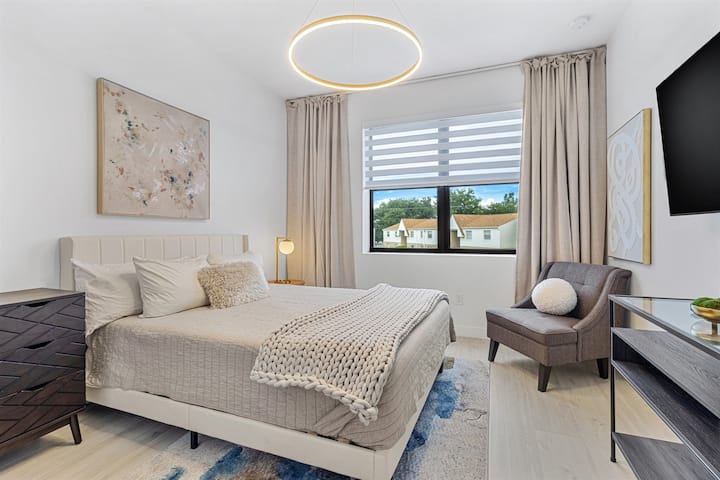 Naše spálne s manželskou posteľou Queen sú rovnako pohodlné a navrhnuté s ohľadom na vás.