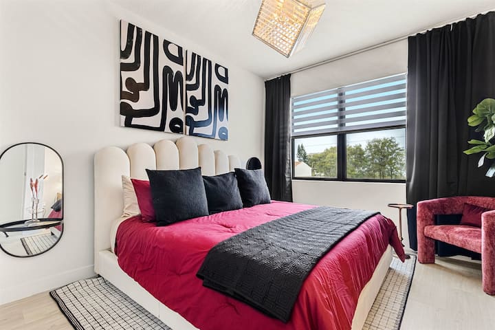 Jedna zo spální s manželskou posteľou v 2. mestskom dome.