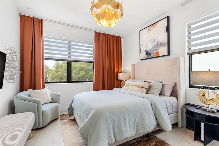 Druhá spálňa s manželskou posteľou na poschodí je veľmi príjemná a útulná. 