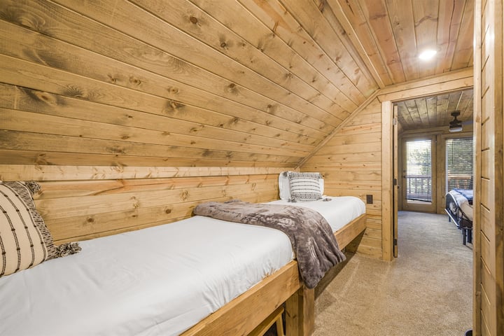 Спална соба бр. 2 на горниот кат со 2 брачни кревета и брачен кревет (широк 150-179 см) одделени со врата