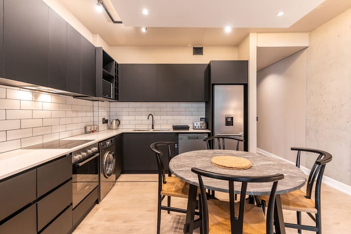 The Signature G16: Lux 2 Bedroom Aprt gallery image 2