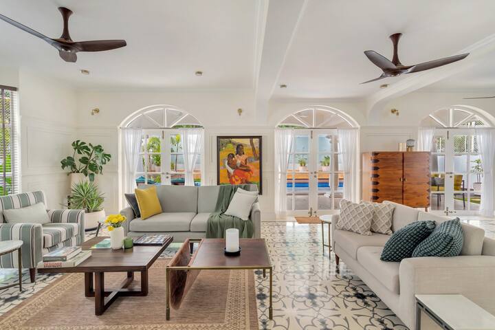 Rooms: Living area