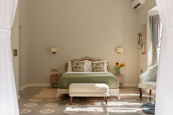Rooms: Bedroom