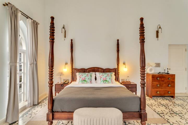 Rooms: Bedroom