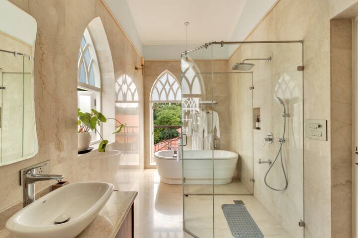 Rooms: Deep soaking bathtub