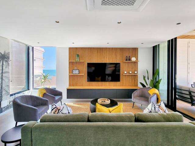 Spacious Duplex Penthouse Easy Walk to The Prom gallery image 5