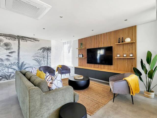 Spacious Duplex Penthouse Easy Walk to The Prom gallery image 4