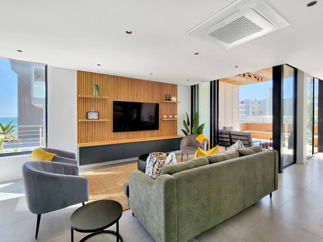 Spacious Duplex Penthouse Easy Walk to The Prom gallery image 2