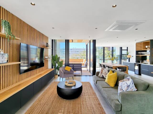 Spacious Duplex Penthouse Easy Walk to The Prom gallery image 3