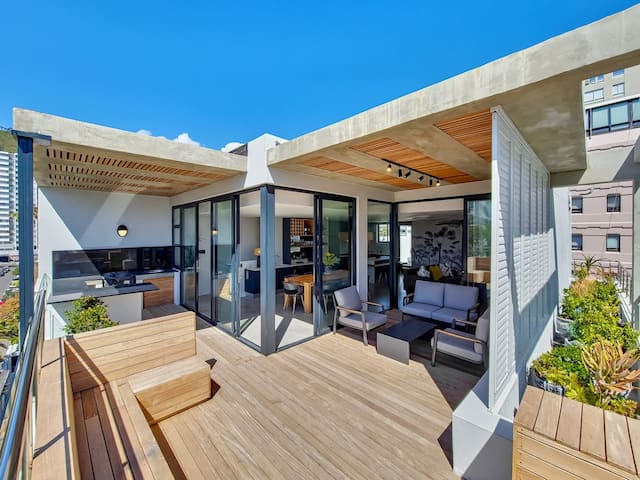 Spacious Duplex Penthouse Easy Walk to The Prom