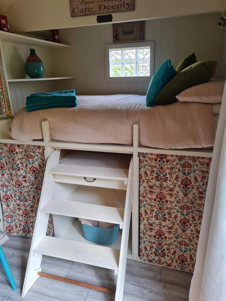 Საფეხურები აწეული საწოლისკენ