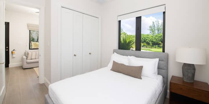 Dormitorio 6 en la casa de huéspedes amueblado con una cama tamaño queen. 