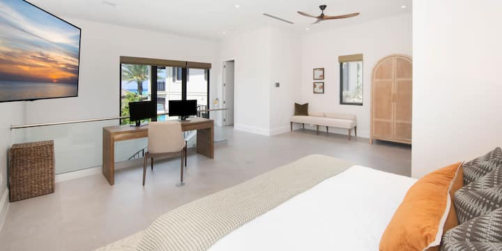 El dormitorio 5 es la suite de carruaje independiente sobre el garaje para una mayor privacidad. 