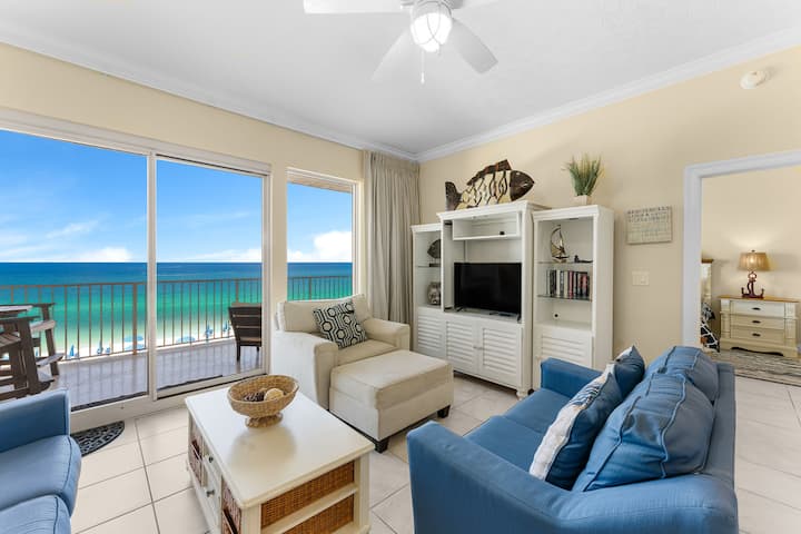 Relaxe nesta sala de estar litorânea com vista para o mar e assentos confortáveis.