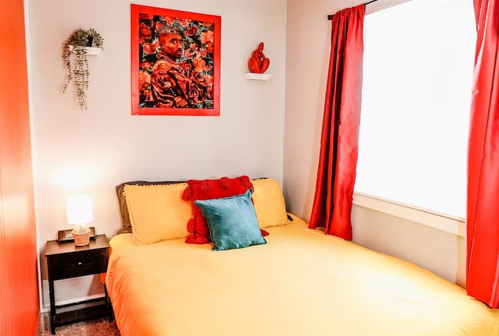 Zažite pohodlie a pohodlie ️ – v našej izbe je priestranná manželská posteľ, funkčný písací stôl na prácu alebo štúdium a inteligentný televízor pre vaše potreby zábavy.