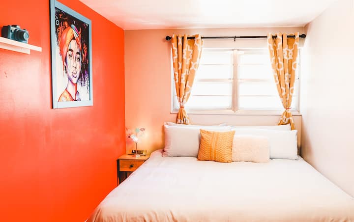 Sleep Like Royalty – Odpočívajte v našej manželskej posteli, ktorá je navrhnutá pre maximálne pohodlie a dokonalý nočný spánok.