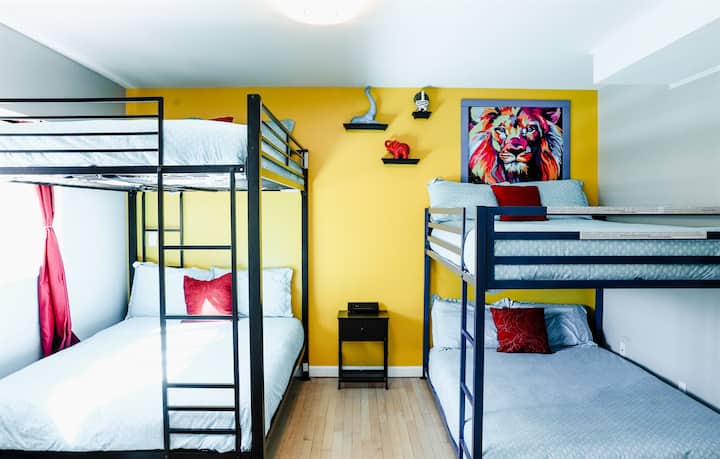 Double the Comfort, Double the Fun ️️ – Užite si útulný pobyt v našej izbe s poschodovou posteľou pre dve osoby a inteligentnou televíziou pre vašu zábavu.