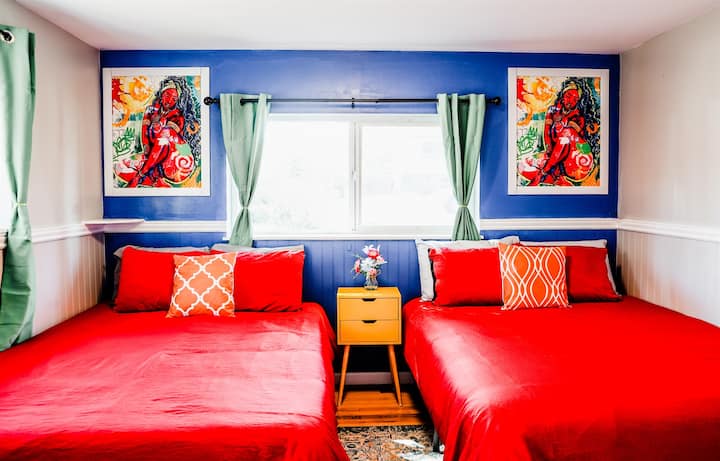 Zhromaždite svoju skupinu v našej priestrannej izbe vybavenej dvoma manželskými posteľami.