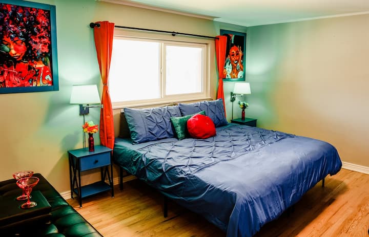 Vychutnajte si dokonalú kombináciu výkonného pohodlia a relaxácie v našej izbe s manželskou posteľou.