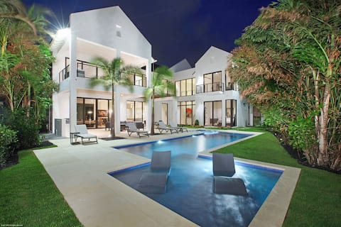 803 Spacious Modern on Waterway | by Brampton Park