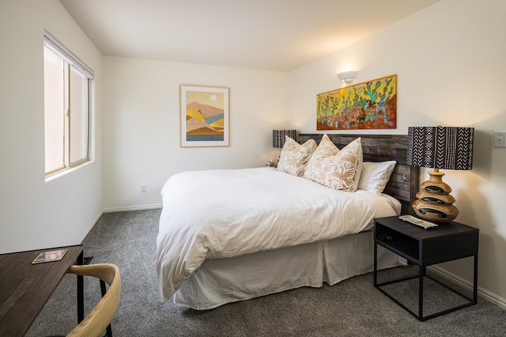 Საძინებელი სამუშაო მაგიდით და სკამით