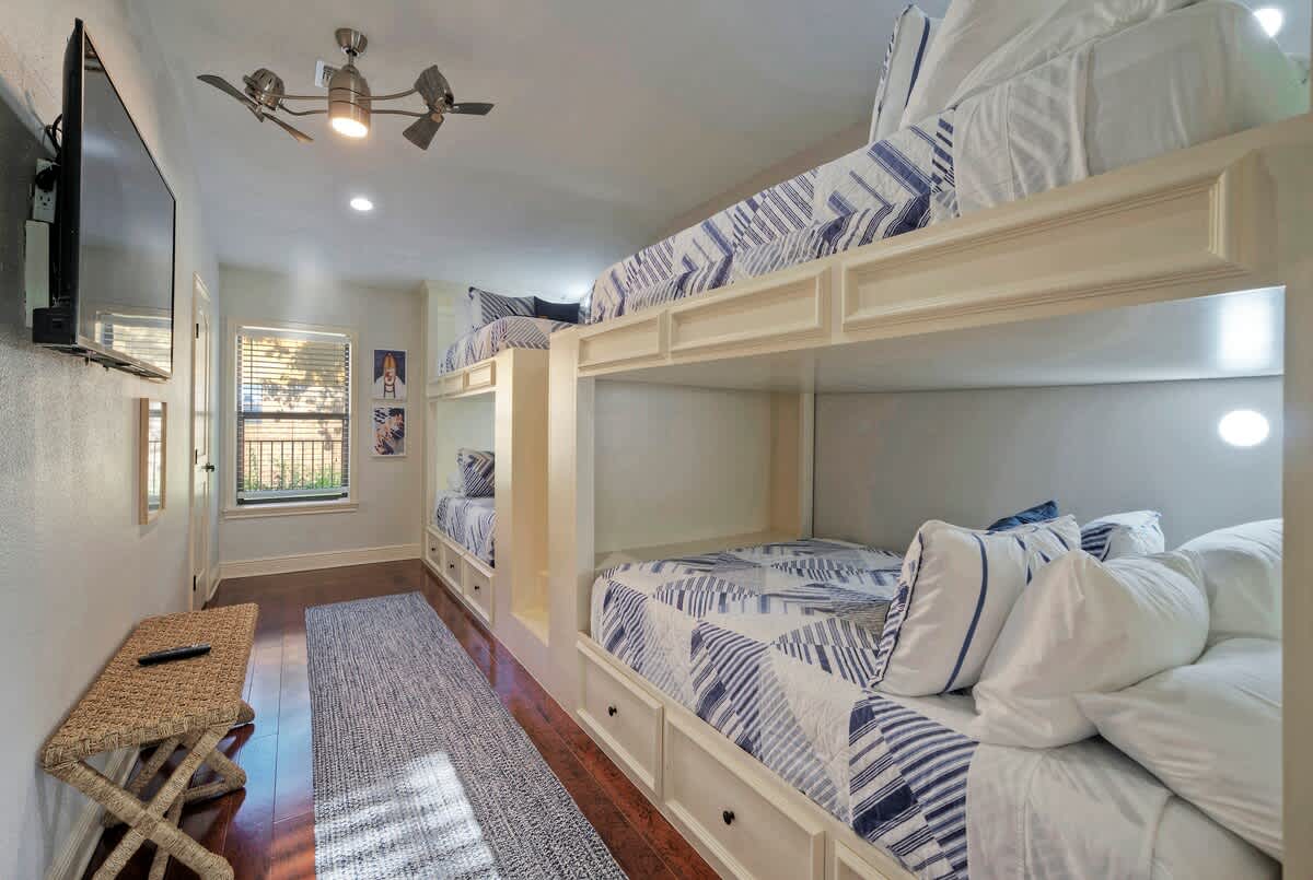 Отпуснете се в спалня, предназначена за пълноценен отдих и комфорт.
