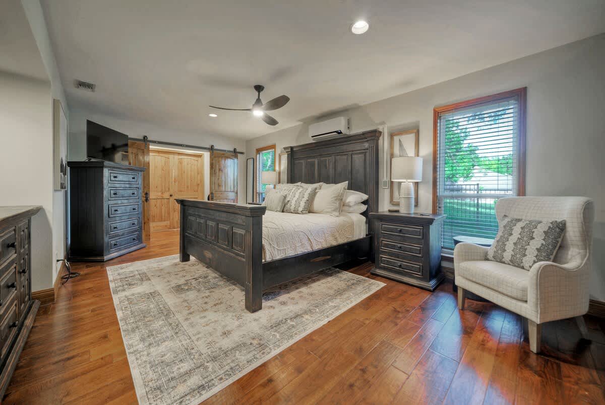 Отпуснете се в спокойното и удобно място за отдих в спалнята.
