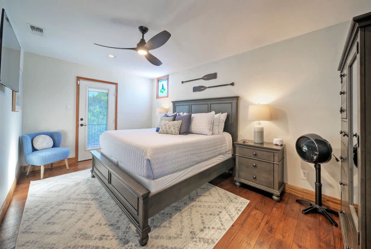 Насладете се на спокойни нощи в нашата спокойна и релаксираща спалня.
