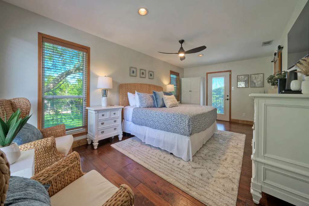 Насладете се на спокоен сън в нашето внимателно проектирано пространство в спалнята.
