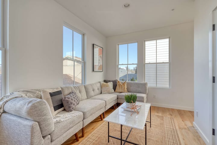 Spacious 2br - New Luxury Townhouse Stay - Portland, OR