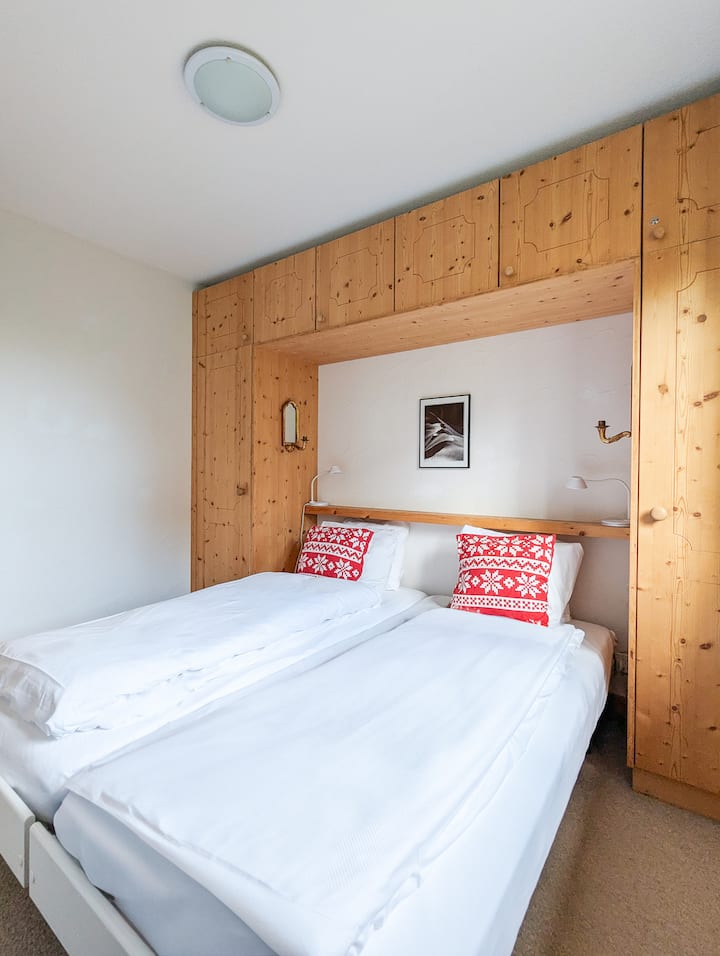 إطلالة على السرير من غرفة النوم 2 بسرير مزدوج (سريران مفردان).