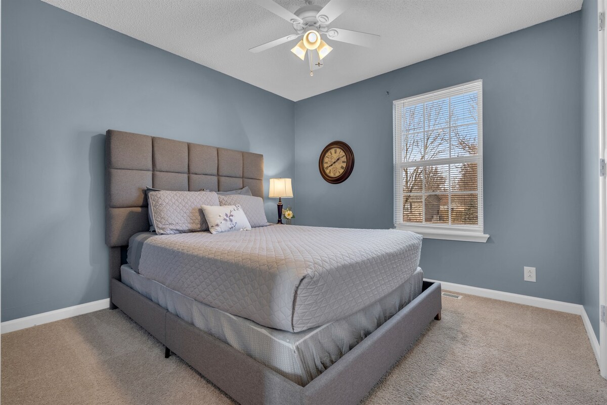 Ke nevojë për një vendqëndrim midis destinacioneve të tua të kompjuterëve? Prenoto me ne dhe merr me vete familjen dhe kafshët shtëpiake. Oborri ynë i rrethuar plotësisht është ideal për qëndrime afatmesme ose afatgjata për njerëzit që kanë nevojë për pak më shumë kohë.. Shijo hapësirën tonë të përshtatshme për udhëtime.