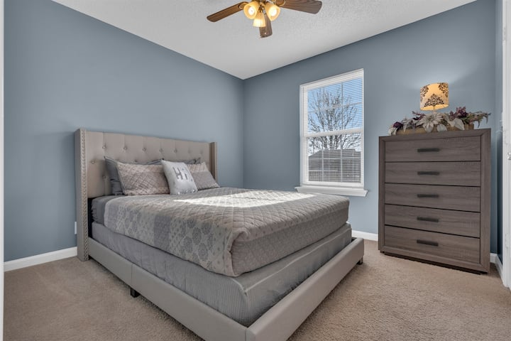 Ventilador de techo y mucha iluminación. Espacio totalmente funcional con todo lo que necesitas para tu estancia mientras viajas a Nashville, visita a la familia o pasa el rato con amigos. Lleno de muchos servicios, ¡nuestro lugar seguramente será perfecto para ti!