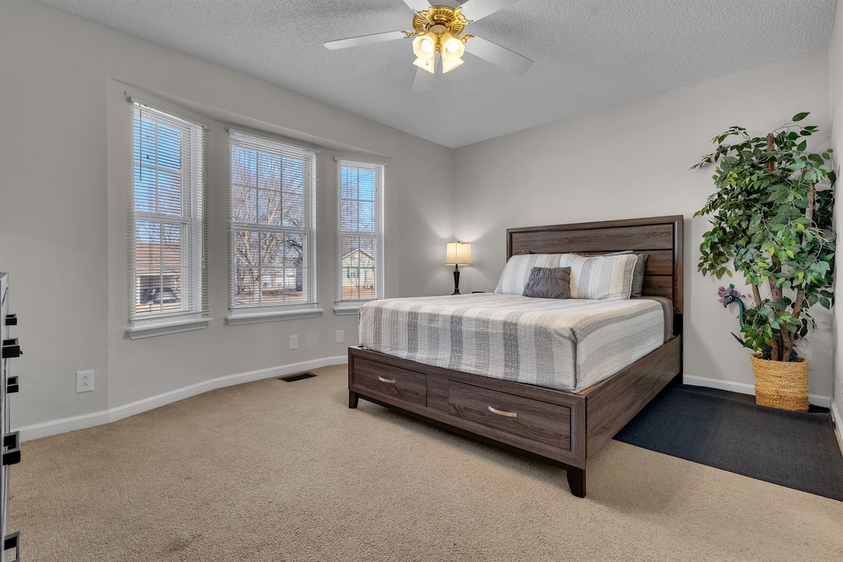 Ventilator tavani dhe shumë ndriçim. Hapësirë plotësisht funksionale me gjithçka që të duhet për qëndrimin tënd gjatë udhëtimit në Nashville, duke vizituar familjen ose duke u shoqëruar me miqtë. I mbushur me shumë shërbime, ambienti ynë do të jetë i përkryer për ty!