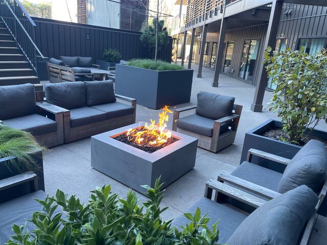 Skyline Views | Broadway | Gulch I Pool gallery image 3