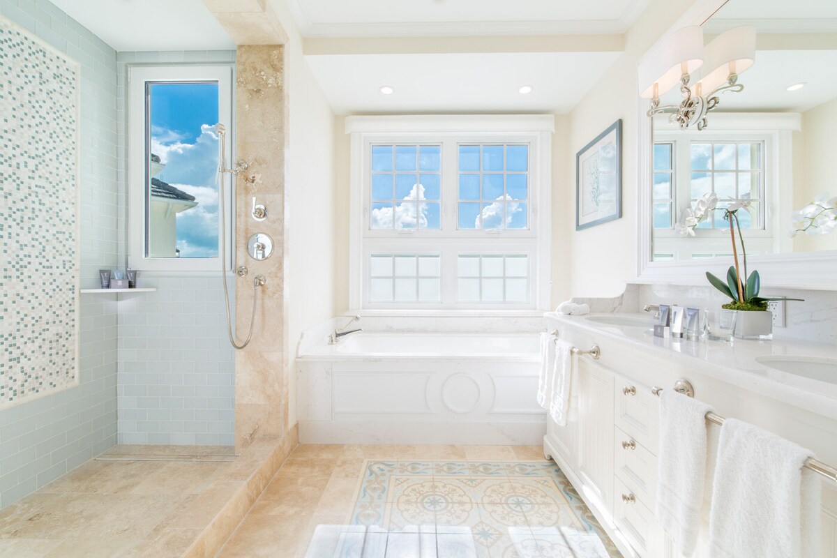 Breathtaking Oceanfront Two Bedroom Retreat