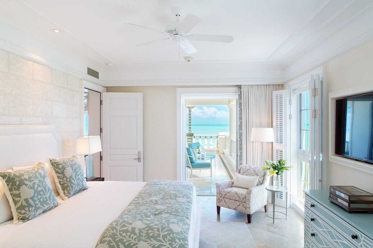 Spacious Oceanfront 2BR w/ Balcony, Near Downtown
