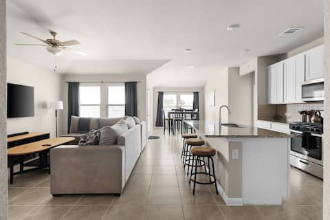 Enchanting 4BR Gem with Sunlit Backyard in Hutto