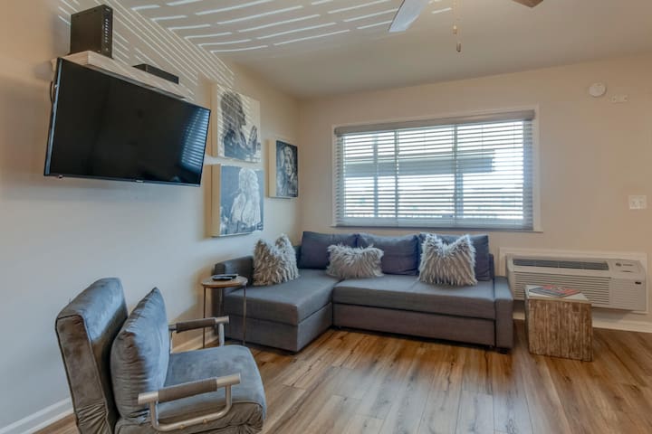 Urban Hideaway | Cozy Studio with Pool Access
