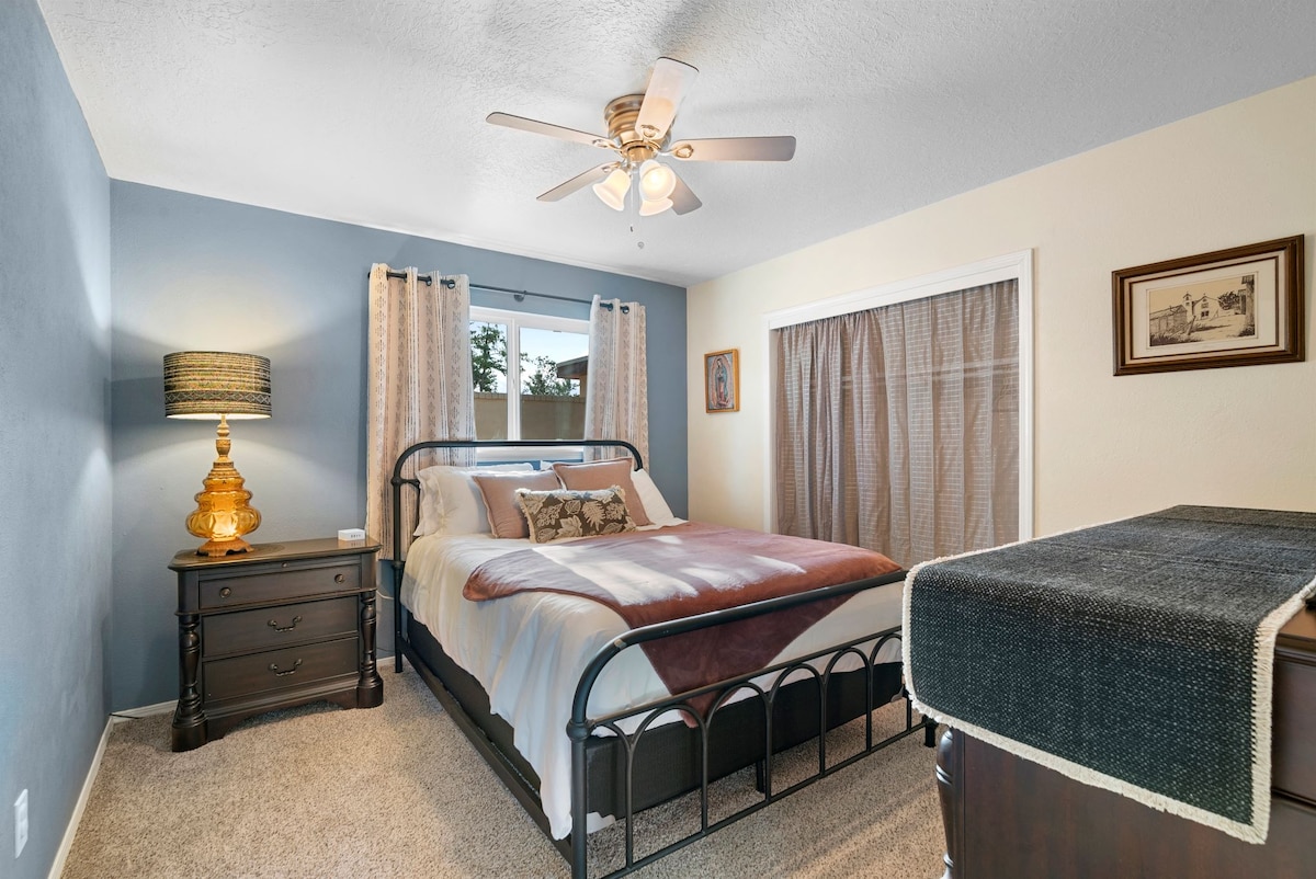 غرفة نوم مع مرتبة بحجم كوين ناعمة